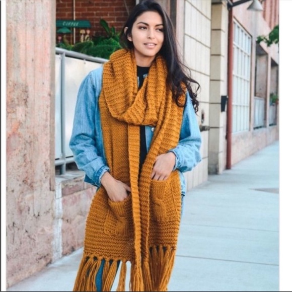 Chunky Oversized Two Pocket Tassel Scarf (Mustard Color) - Picture 2 of 4